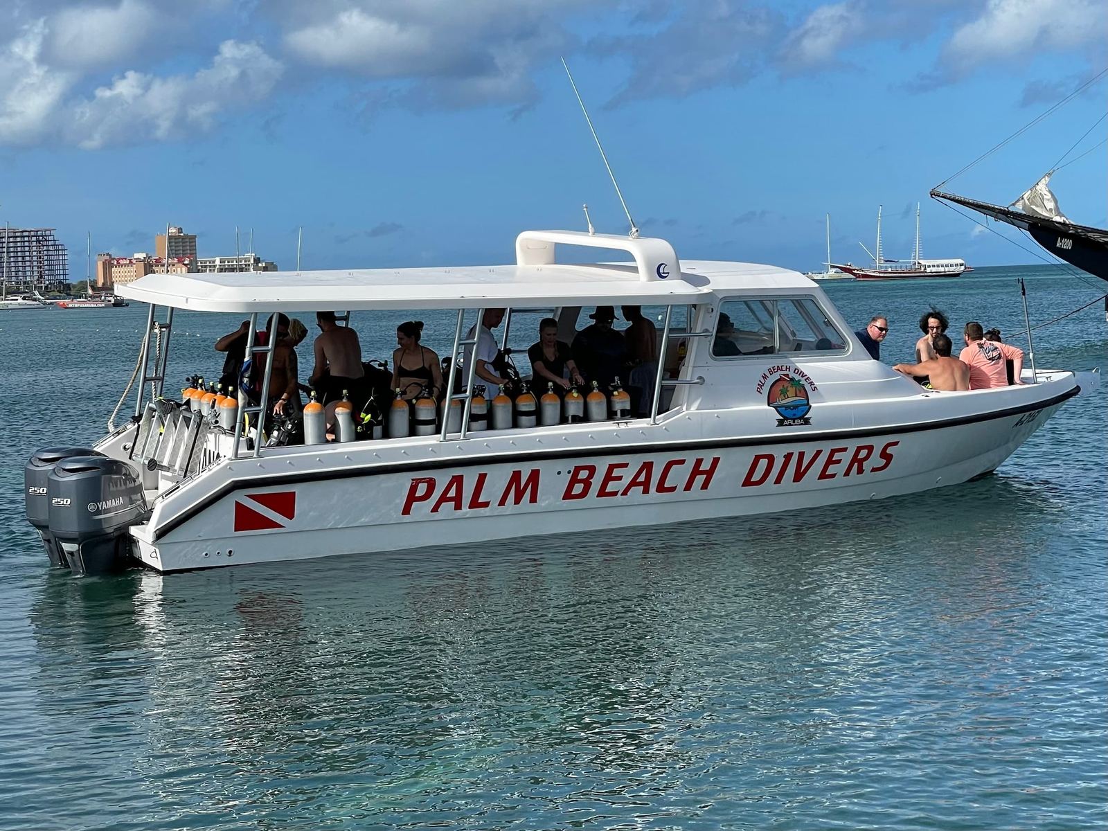 Barco de Palm Beach Divers en el mar, foto de la demo de buceo