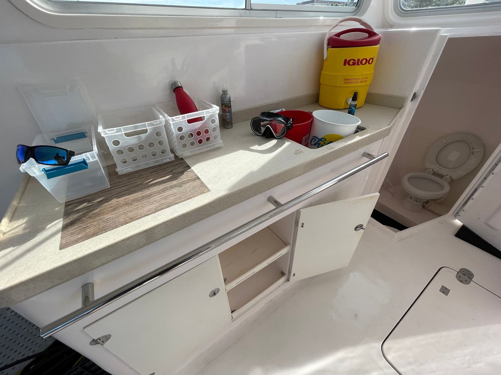 On-board counter with drinking water and the marine restroom